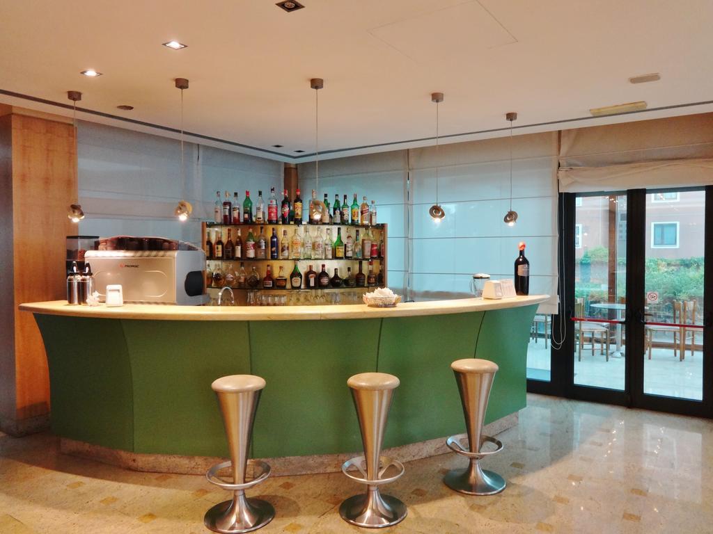 Hotel Tiffany Milano Trezzano Sul Naviglio Esterno foto