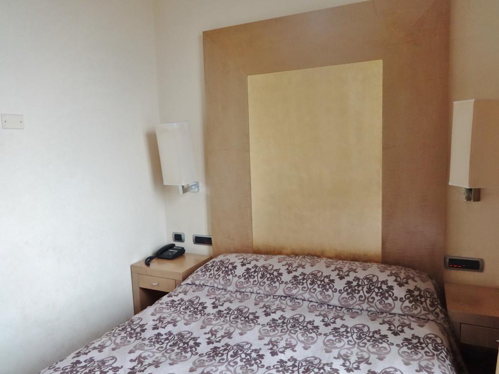 Hotel Tiffany Milano Trezzano Sul Naviglio Esterno foto