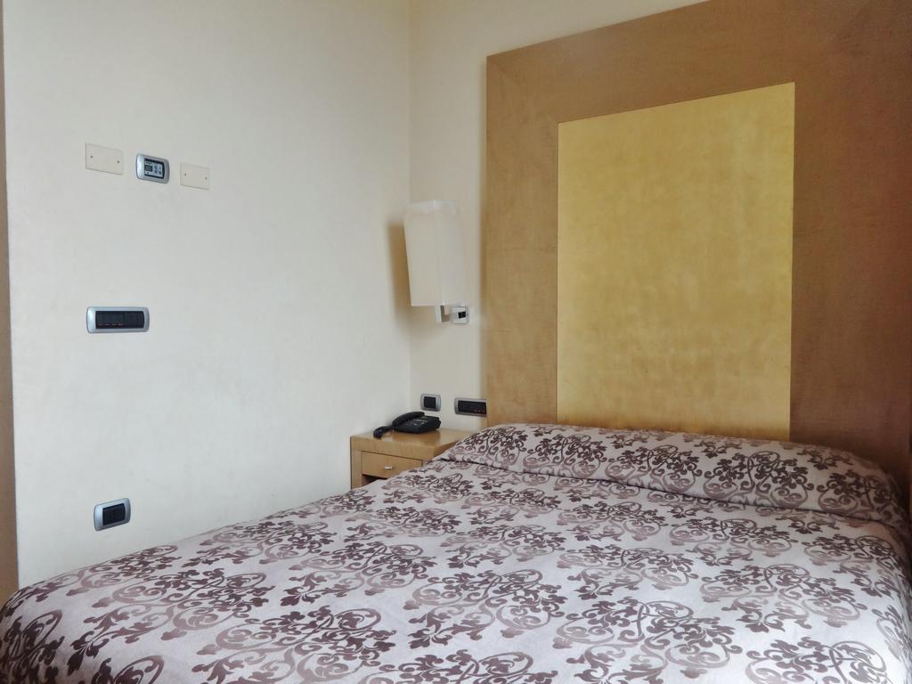 Hotel Tiffany Milano Trezzano Sul Naviglio Esterno foto