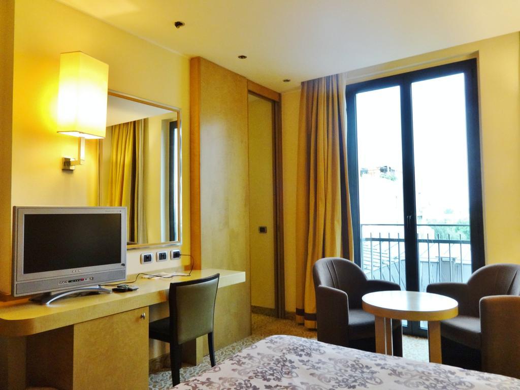 Hotel Tiffany Milano Trezzano Sul Naviglio Esterno foto