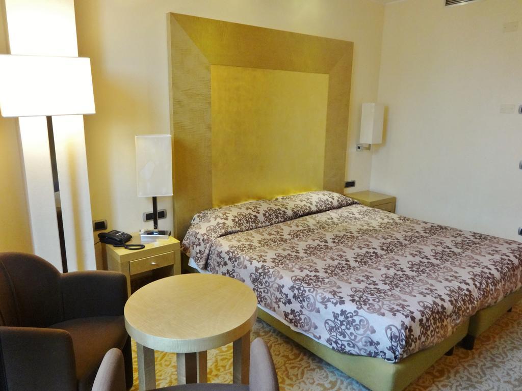Hotel Tiffany Milano Trezzano Sul Naviglio Esterno foto
