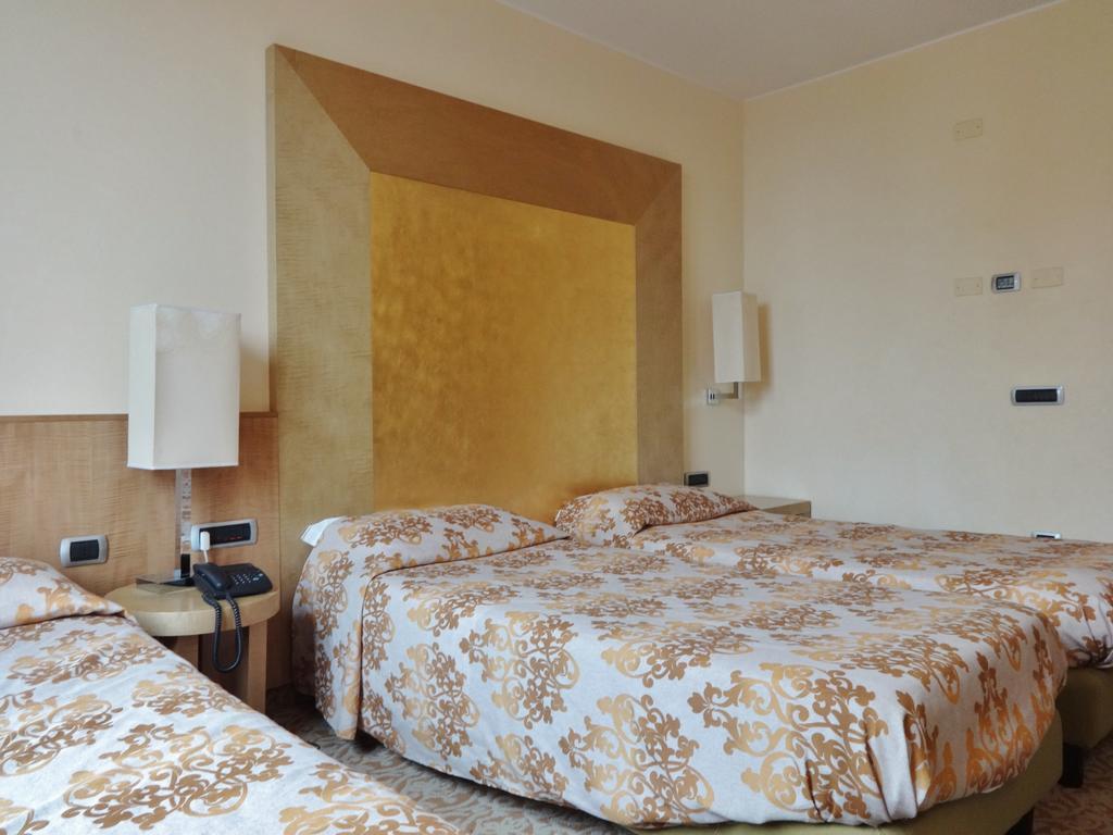 Hotel Tiffany Milano Trezzano Sul Naviglio Esterno foto
