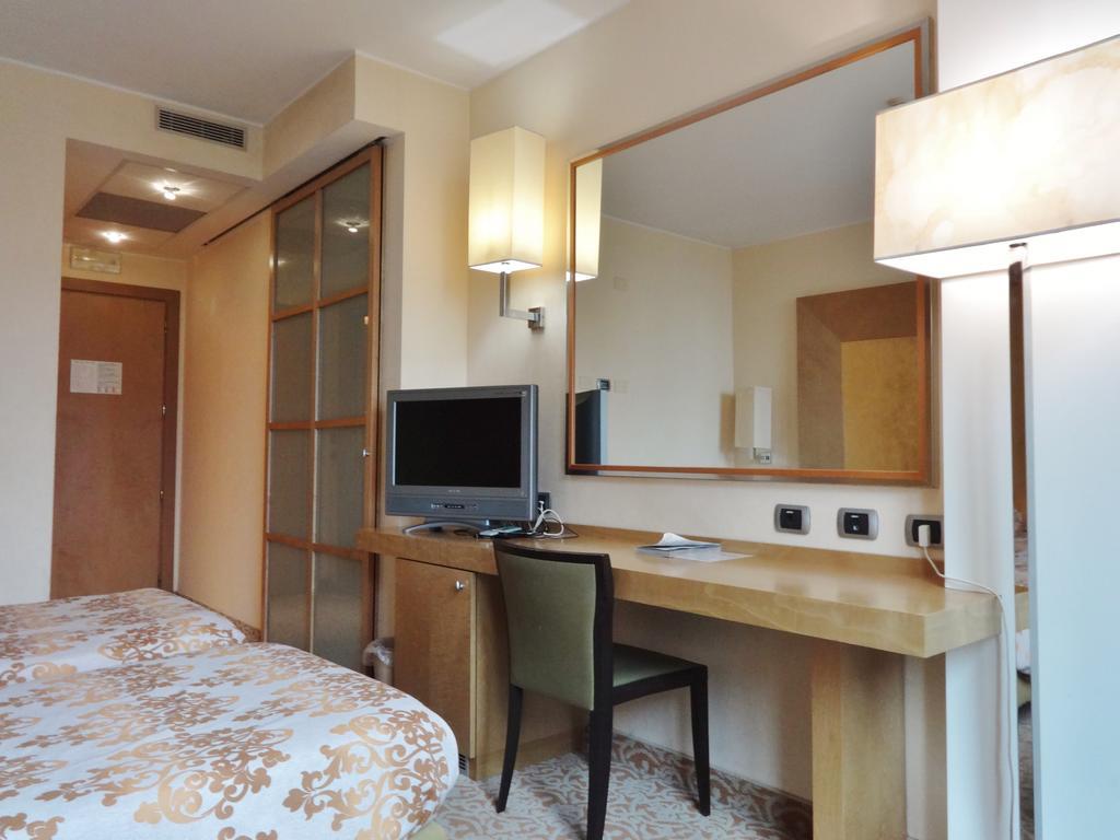 Hotel Tiffany Milano Trezzano Sul Naviglio Esterno foto