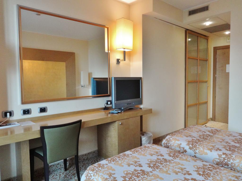 Hotel Tiffany Milano Trezzano Sul Naviglio Esterno foto