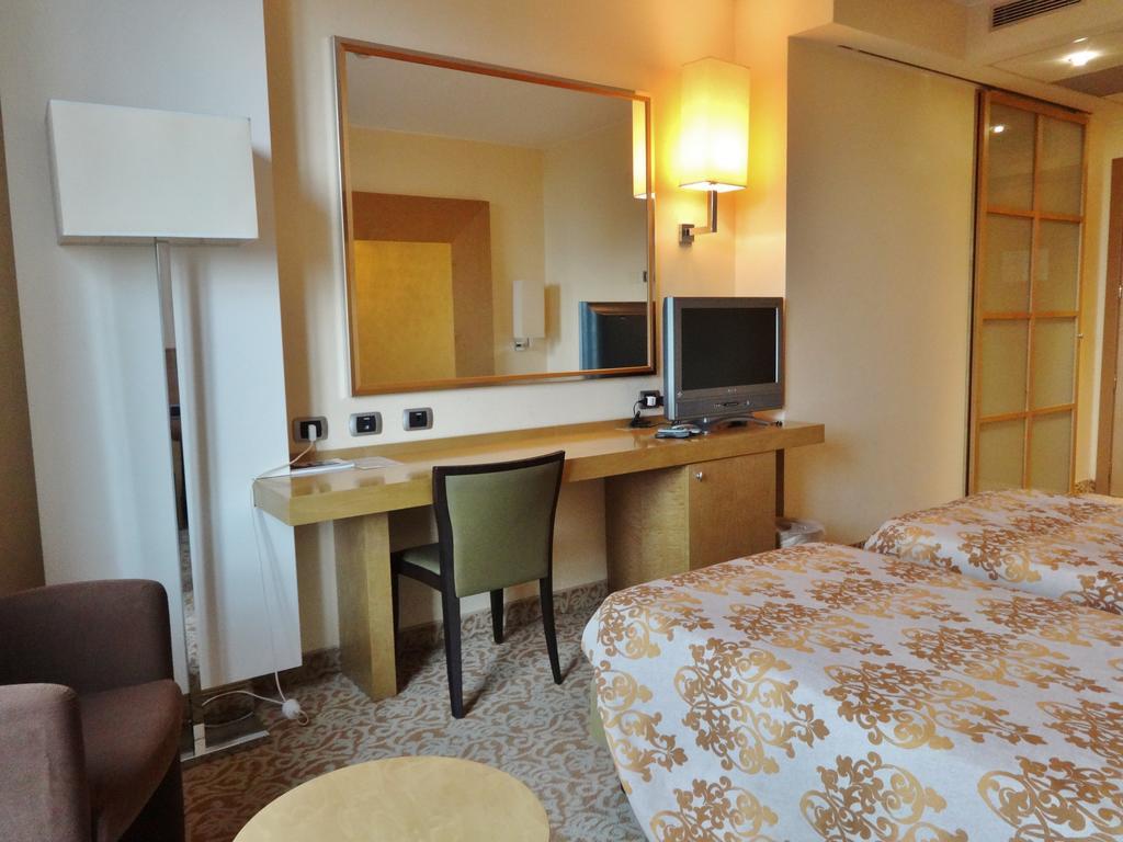 Hotel Tiffany Milano Trezzano Sul Naviglio Esterno foto