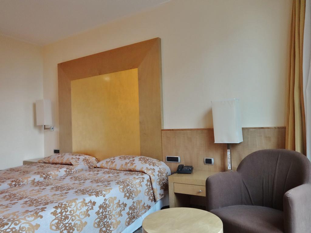 Hotel Tiffany Milano Trezzano Sul Naviglio Esterno foto