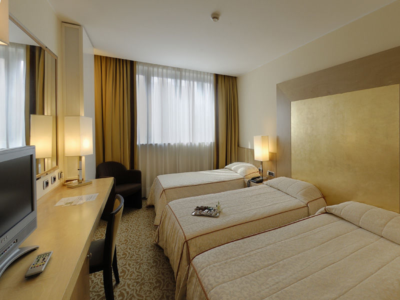 Hotel Tiffany Milano Trezzano Sul Naviglio Esterno foto