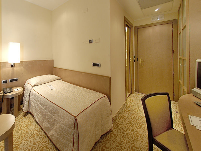Hotel Tiffany Milano Trezzano Sul Naviglio Esterno foto