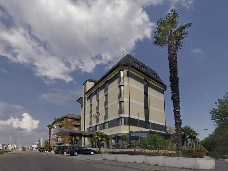 Hotel Tiffany Milano Trezzano Sul Naviglio Esterno foto