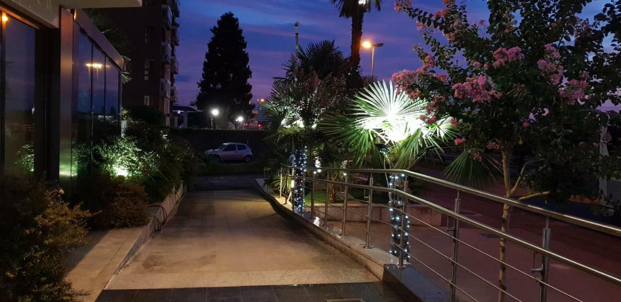 Hotel Tiffany Milano Trezzano Sul Naviglio Esterno foto