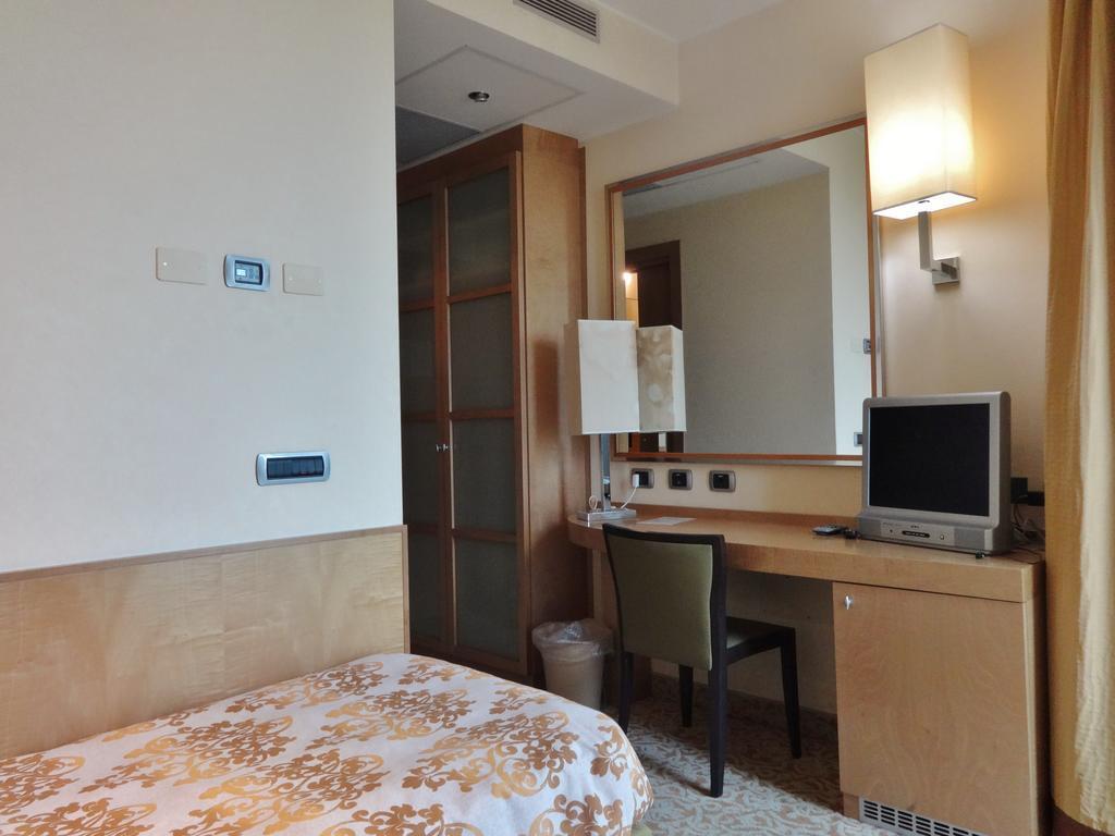 Hotel Tiffany Milano Trezzano Sul Naviglio Esterno foto