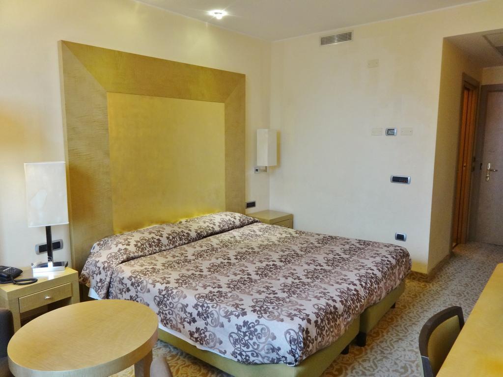 Hotel Tiffany Milano Trezzano Sul Naviglio Esterno foto