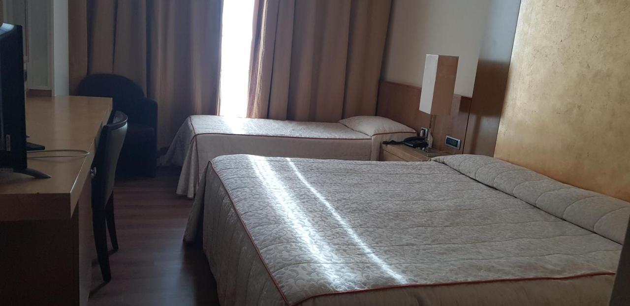 Hotel Tiffany Milano Trezzano Sul Naviglio Esterno foto